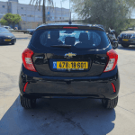 מבט אחורי על שברולט ספארק 2019 שחורה