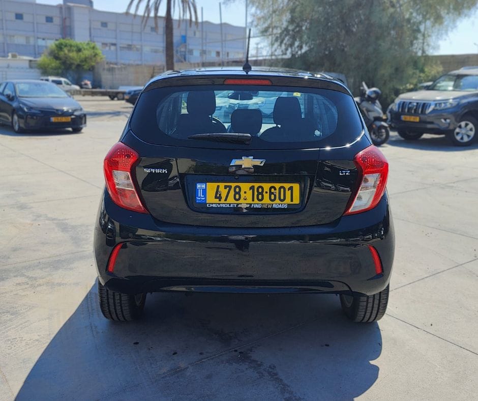 מבט אחורי על שברולט ספארק 2019 שחורה