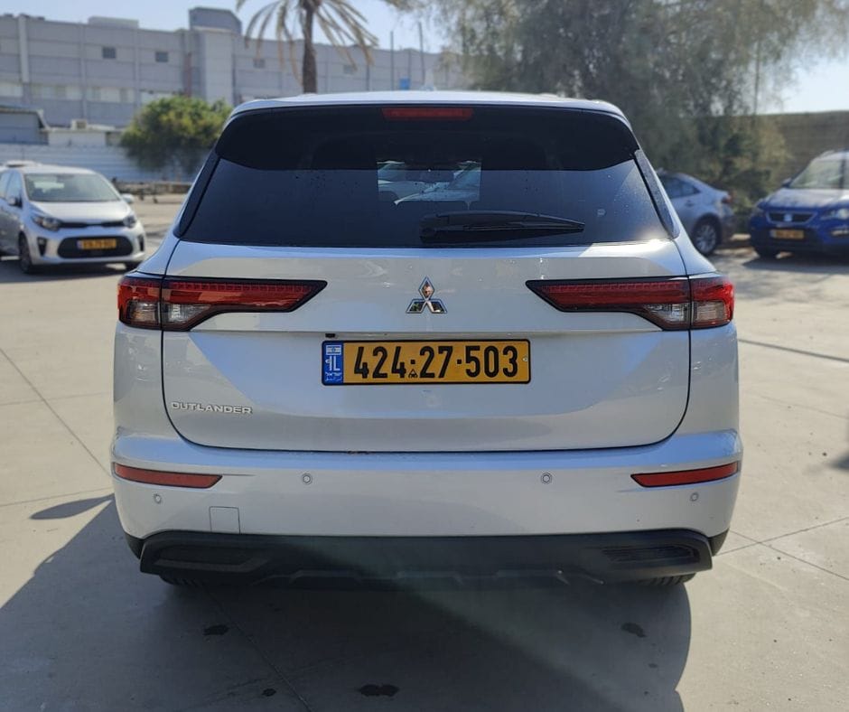 מיצובישי אאוטלנדר 2023 צבע לבן