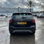חלק אחורי של רכב פולקסווגן לייף בצבע שחור