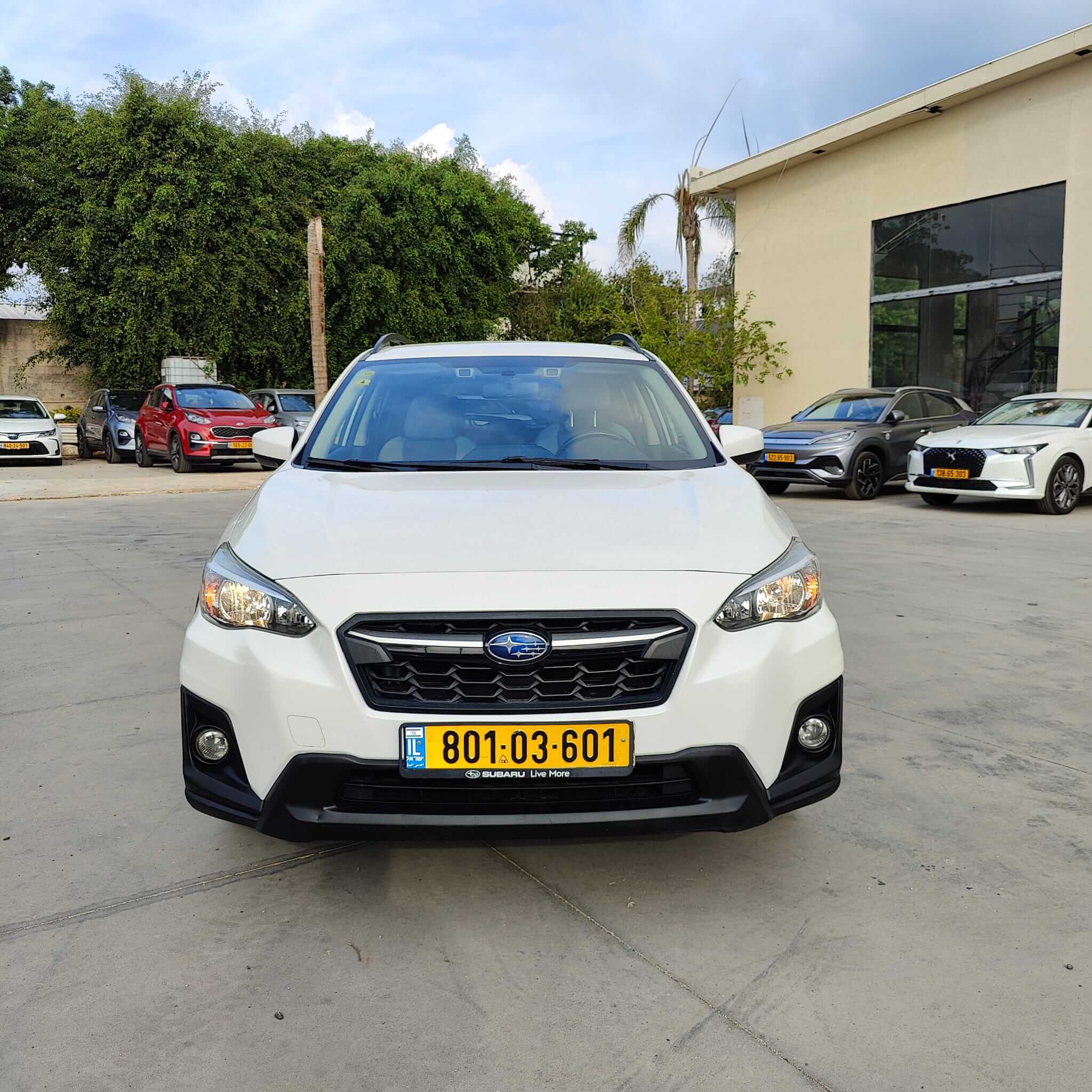 צד קדמי של הרכב Subaru קרוסטרק בצבע לבן שנת 2019 יד שניה