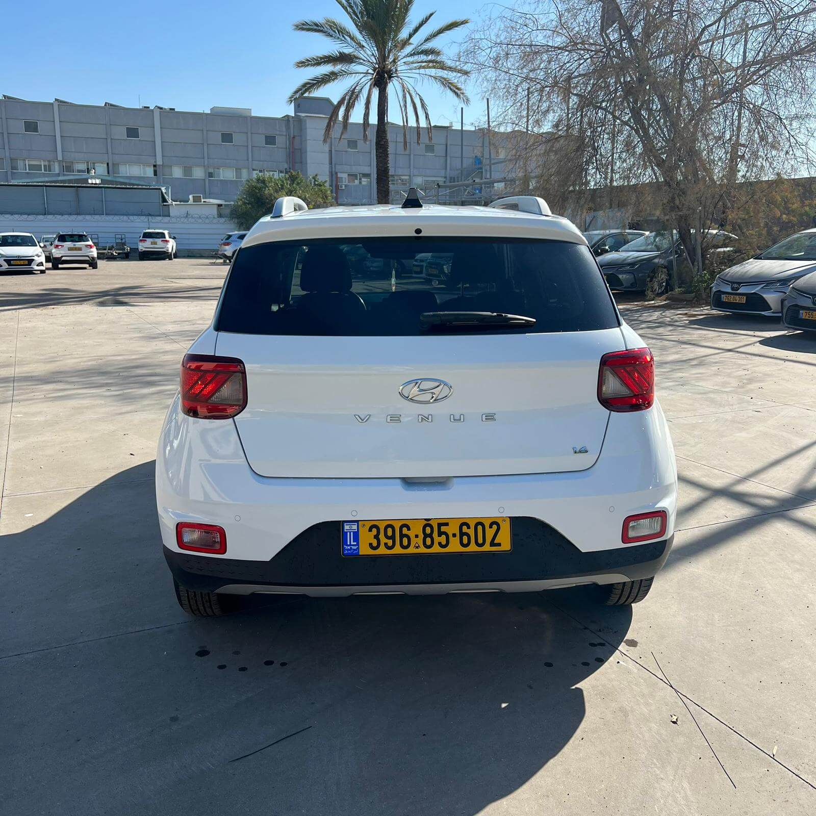 צד אחורי יונדאי VENUE בצבע לבן