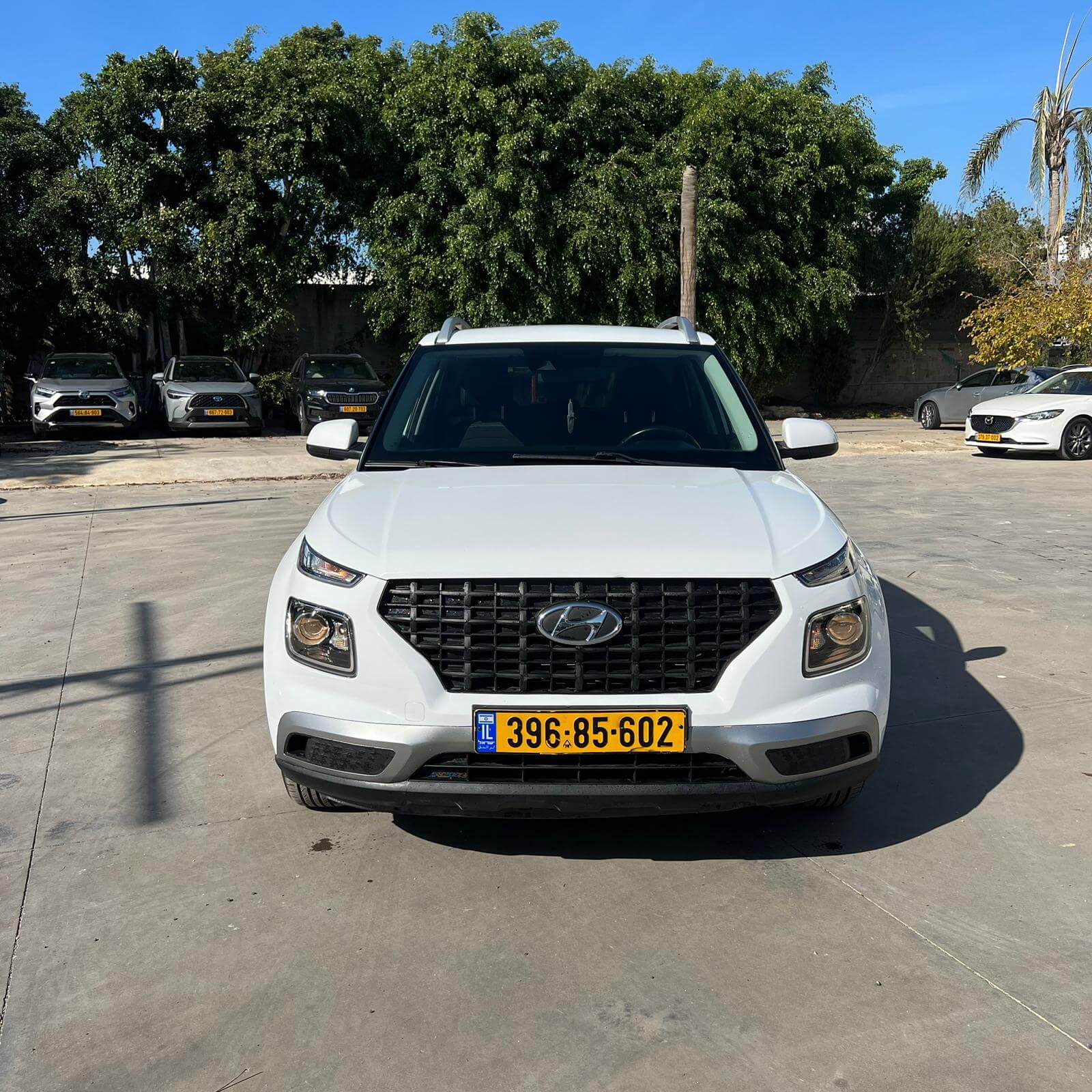 צד קדמי יונדאי VENUE בצבע לבן