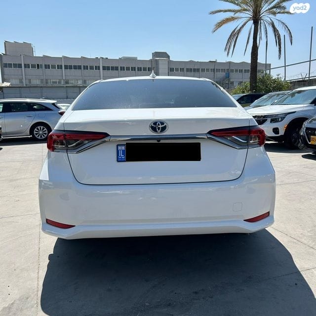 קורולה לבנה 2022 אחורי