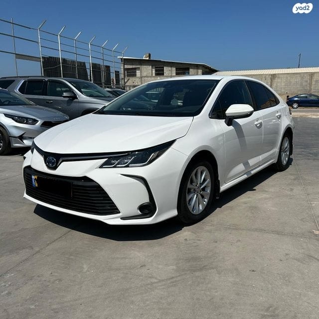 קורולה לבנה ראשי 2022