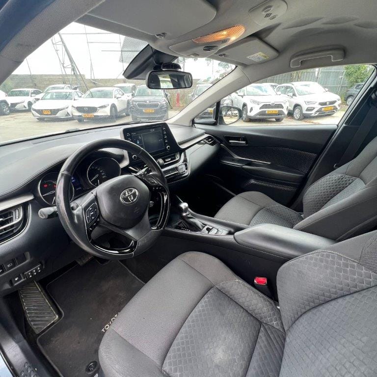 פנים רכב טויוטה CH-R FLAME - שנת 2020