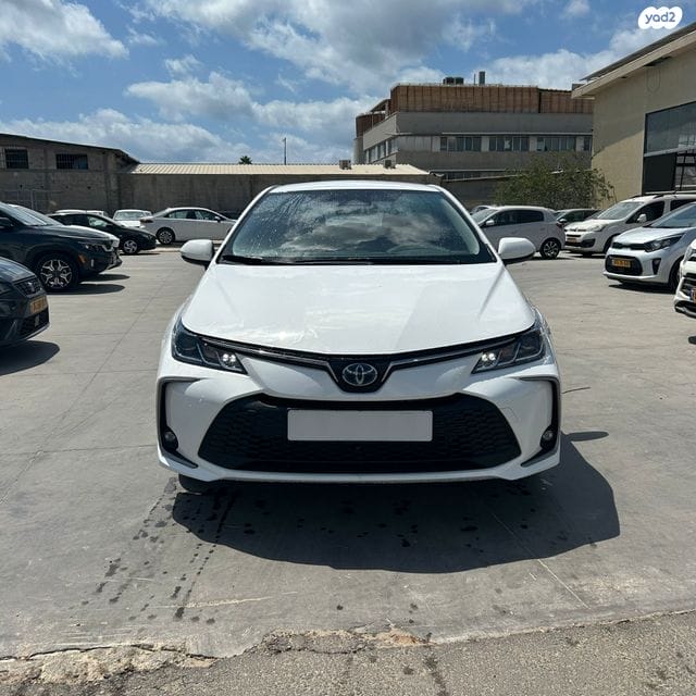 קורולה 2025 לבנה פרונט