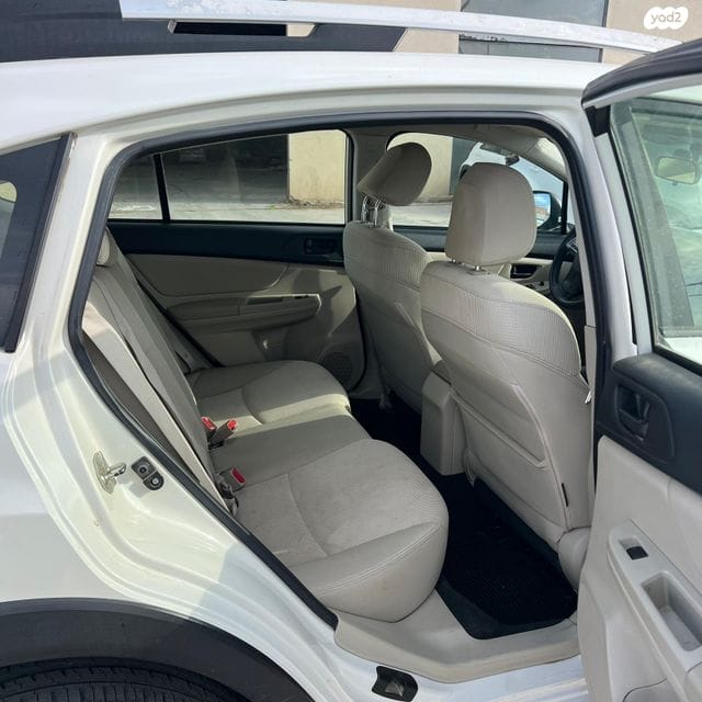 סובארו XV 2015 לבנה תא נוסעים