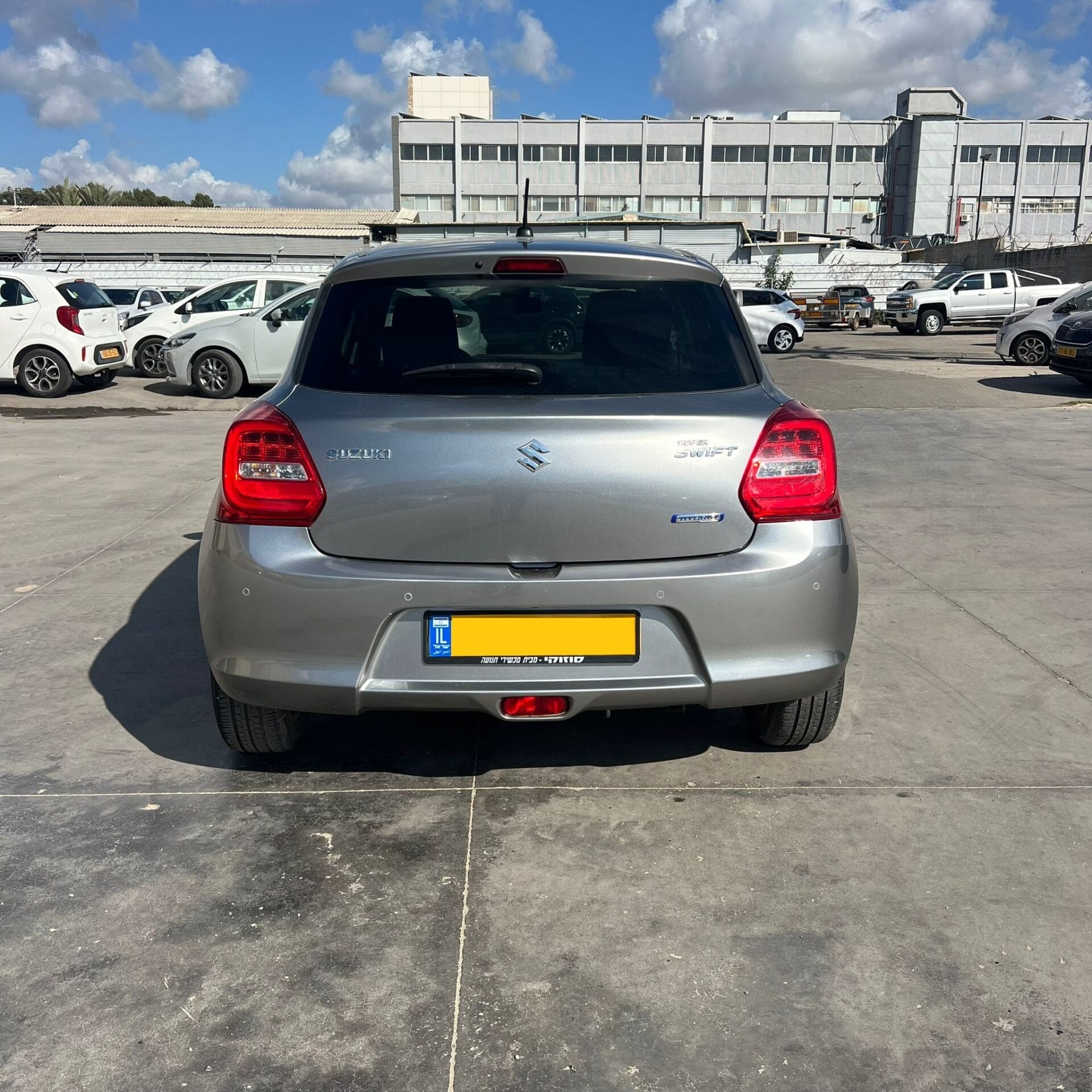 סוזוקי סוויפט 2023 כסופה אחורי