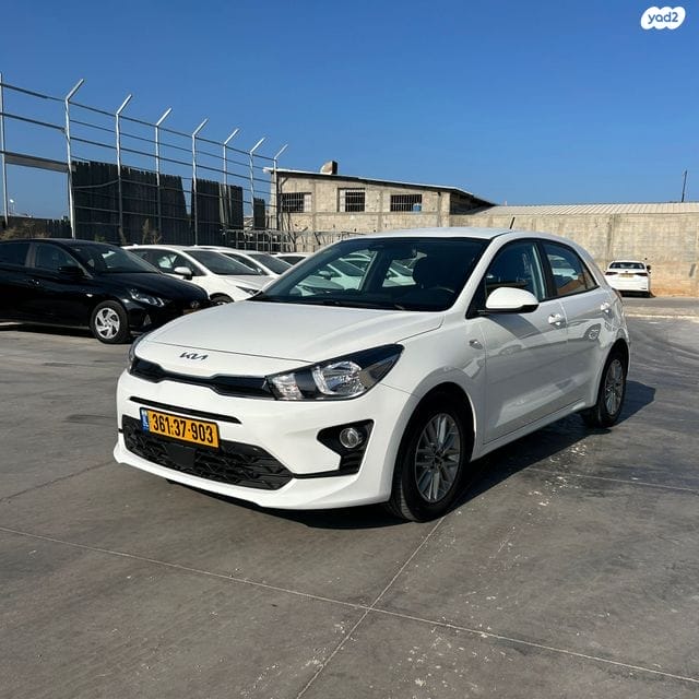 קיה ריו לבנה 2023 חזית שמאל